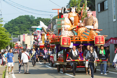 各町内の山車が連なる