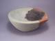 石鉢は本来調理具であるが、ススが付着しており、木を燃やして火鉢（ひで鉢）に使われたことが分かる。