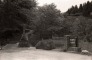 公園整備される前の城跡上り口。昭和8年（1933）建立の種里城址碑、昭和51年（1976）建立の津軽藩発祥之地碑と並んで、昭和56年（1981）から県立自然公園の標示が加わった。