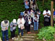平成30年（2018）10月の「歴史文化で結ぶ友好協定」締結後、初めて行われた久慈市中央市民センターによる歴史探訪ツアー。御廟所前で手を合わせる参加者。