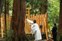 光信公の命日（10月8日）にあわせて行われた竣工祭。光信公が創建した種里八幡宮の奈良正樹宮司による神事。